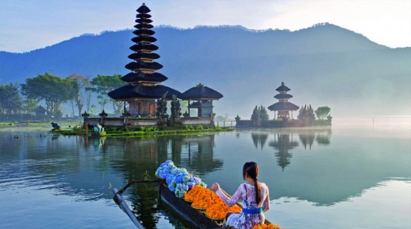 In Bali - Pesona Utara: Danau Bratan, Gerbang Handara, Air Terjun & Ayunan